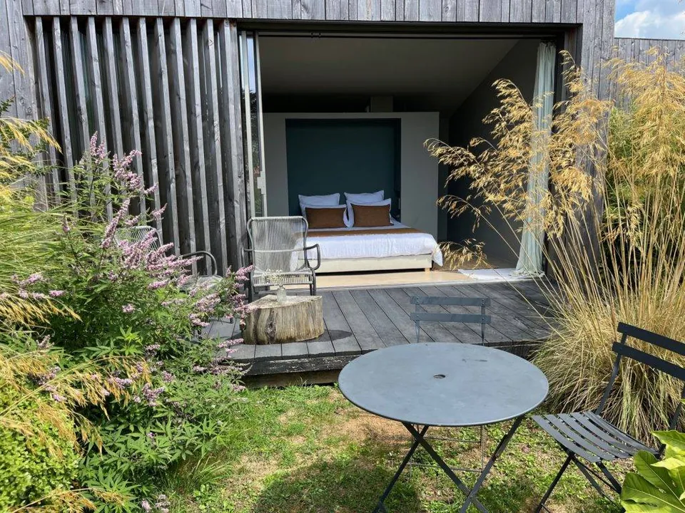 Le lodge Duo et sa terrasse au milieu de la végétation