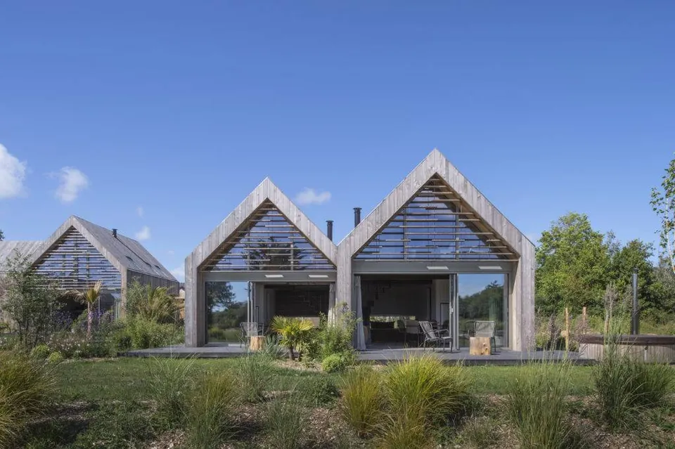 Un éco-lodge en bois ouvert sur le jardin arboré
