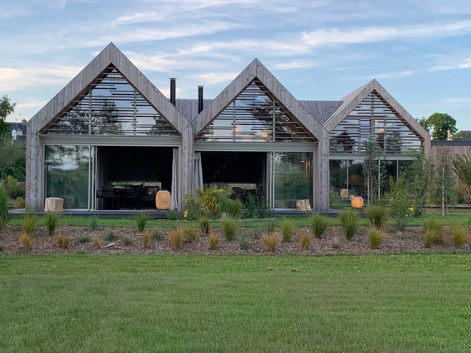 Les façades en bois des lodges, ouvertes sur le jardin de l’Île d’Arz