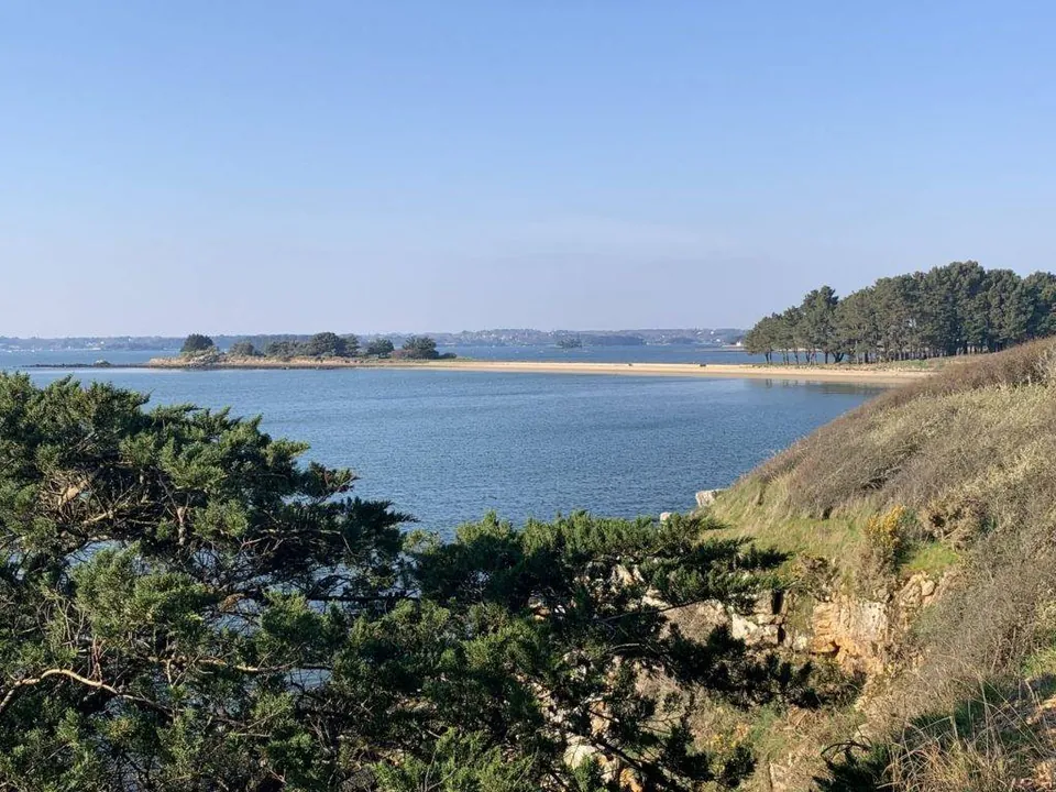La côte de l’Île d’Arz, entre plages, sentiers et eaux du golfe