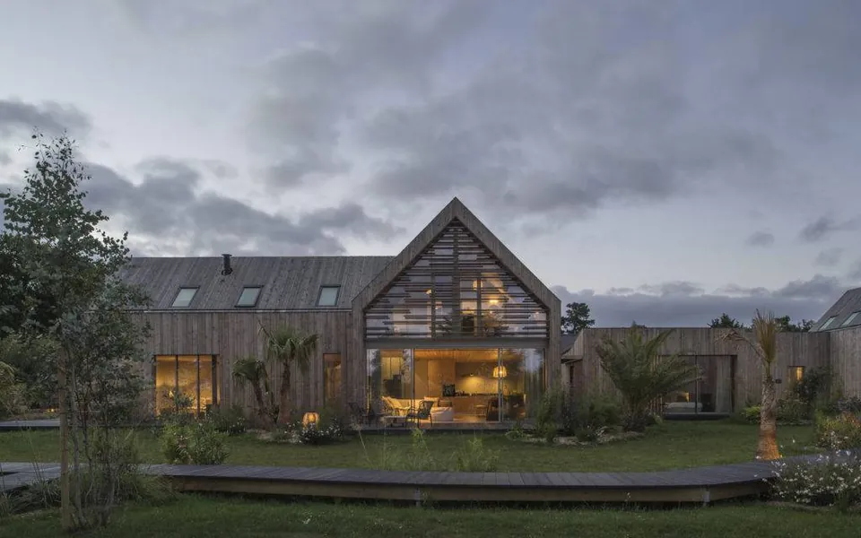 Une éco-villa et sa grande terrasse orientée vers le jardin